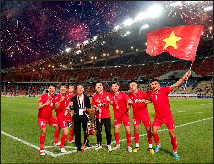 Bầu Hiển ăn mừng chức v&ocirc; địch ASEAN Cup 2024 c&ugrave;ng c&aacute;c cầu thủ H&agrave; Nội FC g&oacute;p mặt trong đội h&igrave;nh tuyển Việt Nam.