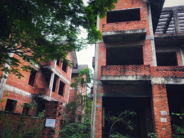Biệt thự liền kề bỏ hoang ở khu đô thị mới Cầu Bươu (huyện Thanh Trì, Hà Nội) - Ảnh: Q.TH.