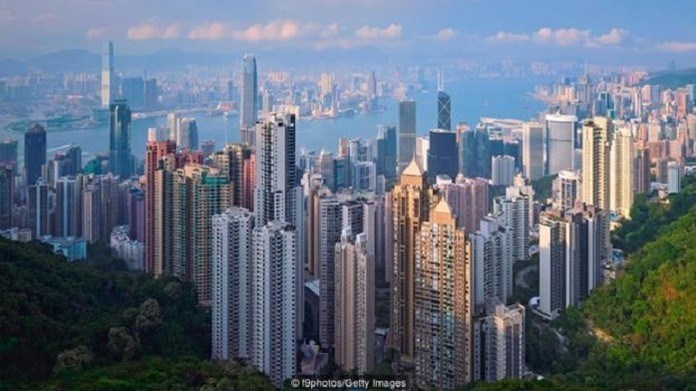 Giới đầu tư đại lục đua nhau bán tháo nhà tại Hong Kong. Ảnh: BBC
