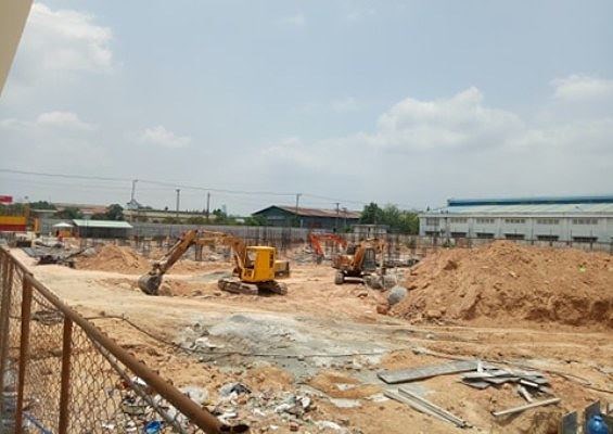  Bên trong dự án, mặt bằng đang xây dựng dở dang