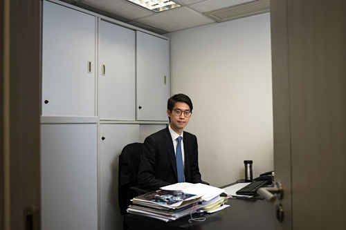 Alex Shih trong văn phòng tại Hong Kong. Ảnh: Bloomberg