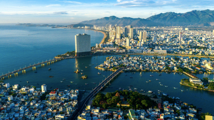 Mạng lưới giao th&ocirc;ng đồng bộ dần ho&agrave;n thiện gi&uacute;p t&aacute;i định vị Nha Trang tr&ecirc;n bản đồ đầu tư. (Nguồn: Minh T&uacute;)