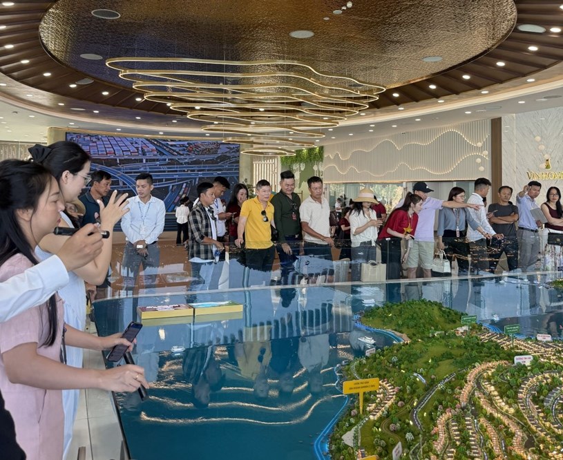 D&ograve;ng người đổ về Đ&agrave; Nẵng dịp lễ để t&igrave;m hiểu dự &aacute;n Vinhomes Hải V&acirc;n Bay (Ảnh: CĐT).