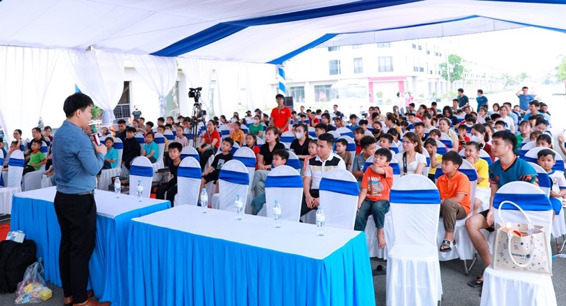 H&agrave;ng trăm phụ huynh v&agrave; em nhỏ được hướng dẫn c&aacute;c kỹ năng thực tế. &nbsp;