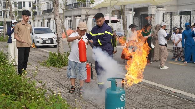 Chuy&ecirc;n gia PCCC hướng dẫn c&aacute;c em thực h&agrave;nh t&igrave;nh huống. &nbsp;