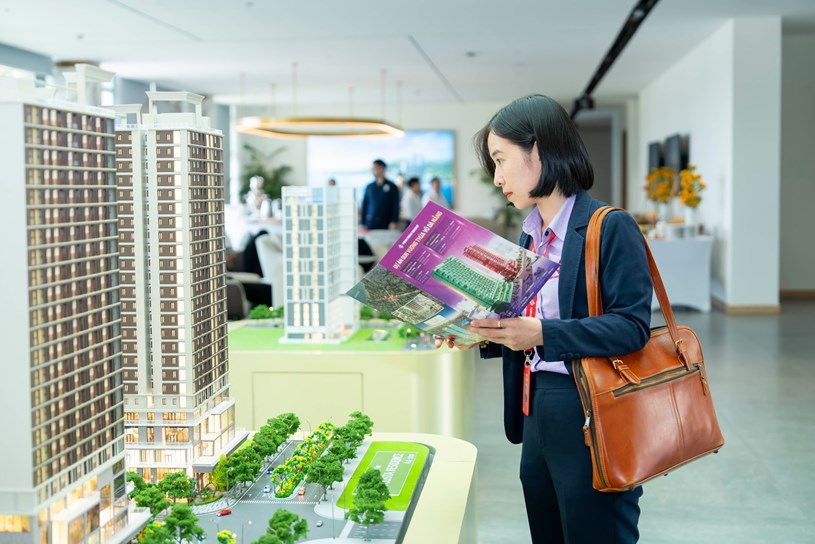 Thăm quan sa b&agrave;n c&aacute;c dự &aacute;n tại Sale Gallery Đ&agrave; Nẵng của Sun Property. Ảnh Nhật Ho&agrave;ng &nbsp;