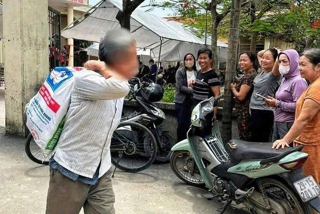 Thời đại 4.0 mà sao dân nhận tiền bền bù cứ phải vác bao tải tiền thế kia nhỉ, sao không chuyển khoản cho nhanh? - Ảnh 1