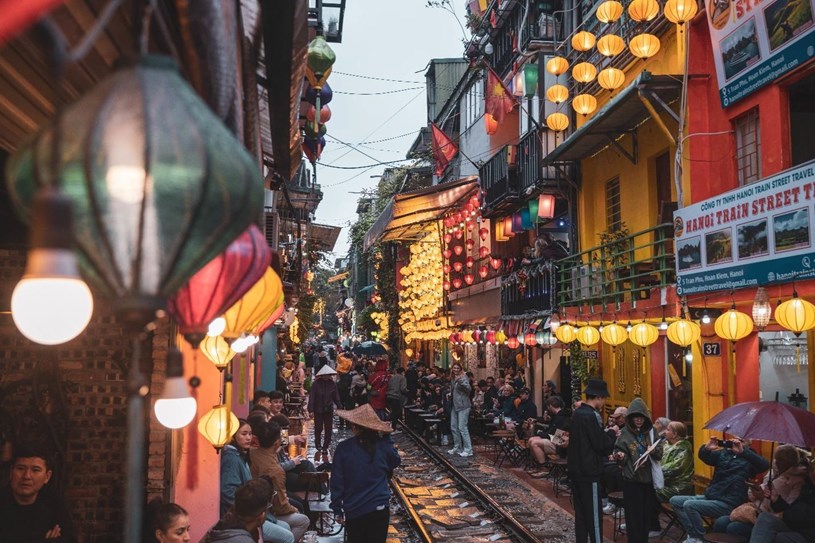 Phố đường t&agrave;u l&agrave; điểm h&uacute;t kh&aacute;ch du lịch cả ng&agrave;y lẫn đ&ecirc;m. Ảnh: Istock