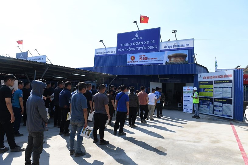 Không khí chưa từng có tại công trường KĐT Thể thao Quốc tế Hà Nội: Người dân địa phương háo hức tìm cơ hội “đổi đời” - Ảnh 1