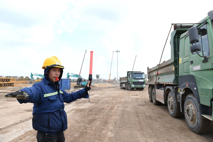 Không khí chưa từng có tại công trường KĐT Thể thao Quốc tế Hà Nội: Người dân địa phương háo hức tìm cơ hội “đổi đời” - Ảnh 8