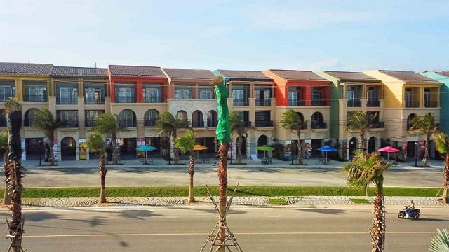 Tuyến shophouse mặt ti&ecirc;̀n hướng bi&ecirc;̉n được đưa v&agrave;o vận h&agrave;nh kể từ đầu th&aacute;ng 4. &nbsp;