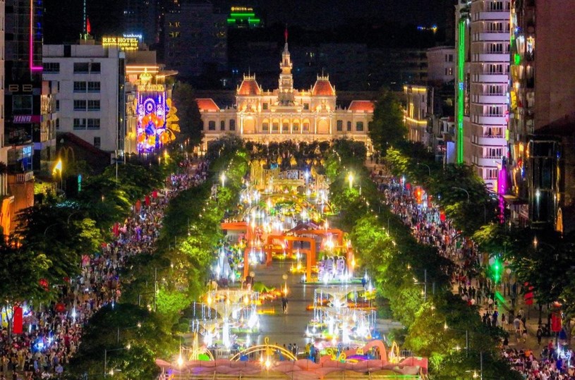 Phố đi bộ Nguyễn Huệ về đ&ecirc;m &nbsp;
