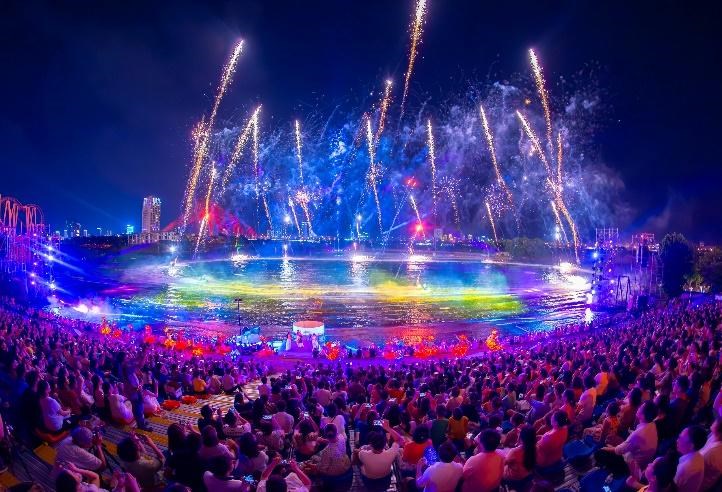 Show tr&igrave;nh diễn thể thao mạo hiểm kết hợp bắn ph&aacute;o hoa tại Đ&agrave; Nẵng gi&uacute;p k&eacute;o d&agrave;i trải nghiệm du kh&aacute;ch sau &aacute;nh ho&agrave;ng h&ocirc;n &nbsp;