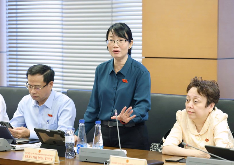 Đại biểu Quốc hội Trần Thị Diệu Th&uacute;y, Ph&oacute; Chủ tịch UBND TP HCM, cho rằng với quy định hiện h&agrave;nh, c&aacute;n bộ, c&ocirc;ng chức rất kh&oacute; được hưởng ch&iacute;nh s&aacute;ch hỗ trợ nh&agrave; ở x&atilde; hộiẢnh: VĂN DUẨN