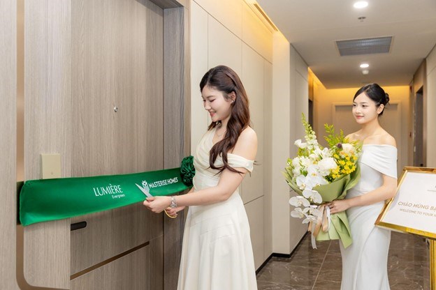 Kh&aacute;ch h&agrave;ng h&agrave;i l&ograve;ng khi nhận b&agrave;n giao căn hộ LUMI&Egrave;RE Evergreen. Ảnh: MH