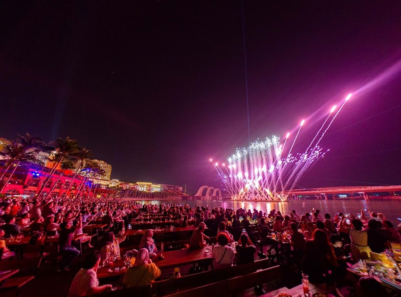 C&aacute;c show diễn nghệ thuật tại Thị trấn Ho&agrave;ng h&ocirc;n, nam Ph&uacute; Quốc thu h&uacute;t h&agrave;ng ngh&igrave;n du kh&aacute;ch mỗi tối. Ảnh: &Aacute;nh Dương