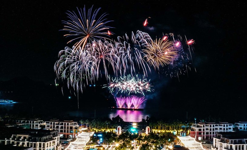 Xanh Island s&ocirc;i động về đ&ecirc;m với lễ hội ph&aacute;o hoa. Ảnh: &Aacute;nh Dương