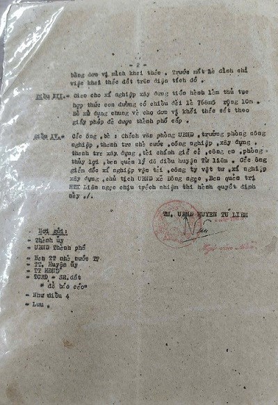 Văn bản của UBND huyện Từ Li&ecirc;m (cũ) giao đất cho HTX năm 1992. Ảnh: Người d&acirc;n cung cấp/Lao Động