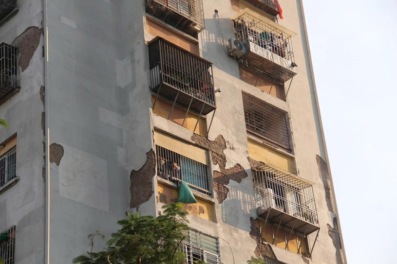 Tường bong tr&oacute;c cả mảng vẫn rao b&aacute;n gi&aacute; cao&nbsp;