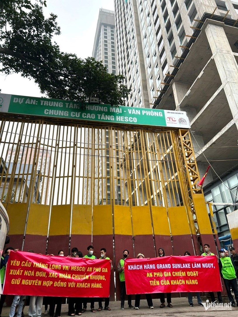 Người mua nh&agrave; dự &aacute;n Grand Sunlake đang mắc kẹt do m&acirc;u thuẫn giữa chủ đầu tư v&agrave; đơn vị ph&acirc;n phối. Nhiều người đ&atilde; căng băng r&ocirc;n tại dự &aacute;n để đ&ograve;i quyền lợi. Ảnh: Vietnamnet