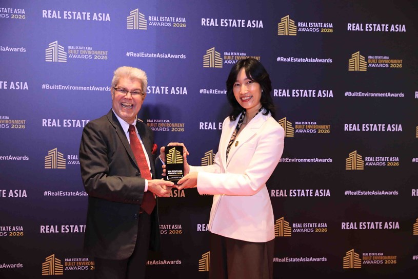 Đại diện Masterise Homes nhận c&uacute;p vinh danh tại hạng mục Developer of the Year - Vietnam 2026.