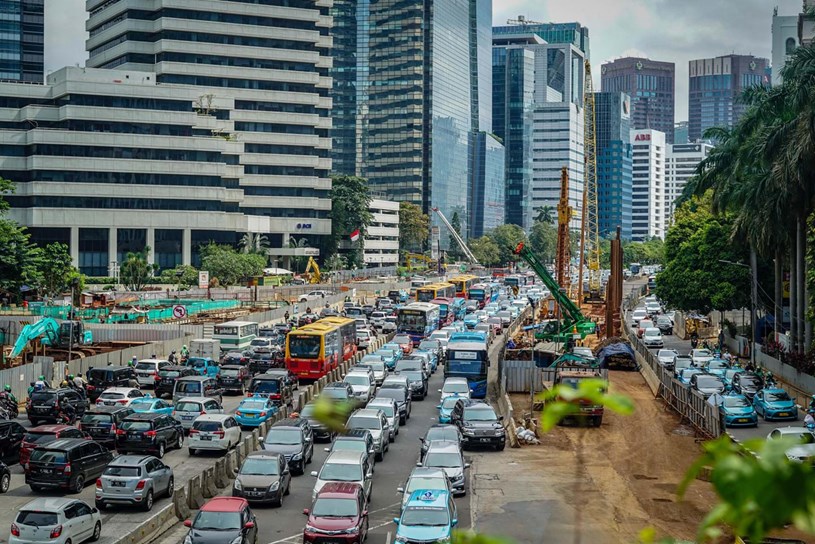 Giao thông ở Jakarta luôn ở trong tình trạng ùn tắc trong khi tỉ lệ phương tiện sở hữu cá nhân nhân ngày càng tăng cao. Ảnh: Lauren Kana Chan