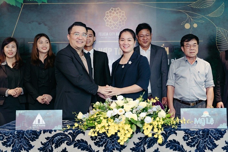 B&agrave;&nbsp;Trần Thị Xu&acirc;n Hiền (thứ 3 từ phải sang) ngo&agrave;i vai tr&ograve; Gi&aacute;m đốc điều h&agrave;nh&nbsp;C&ocirc;ng ty TNHH Mỹ Lệ c&ograve;n l&agrave; Đại biểu HĐND tỉnh B&igrave;nh Phước