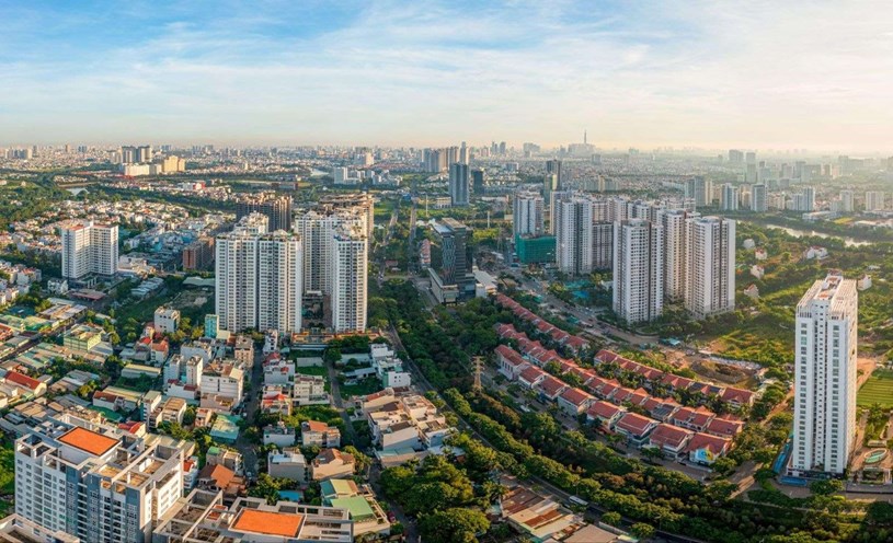 Nói thật, cứ mỗi lần nghe ai đó kháo nhau “nhịn đi, bất động sản sắp sập rồi” là tôi lại thấy một bầu trời thanh xuân ùa về.  - Ảnh 1