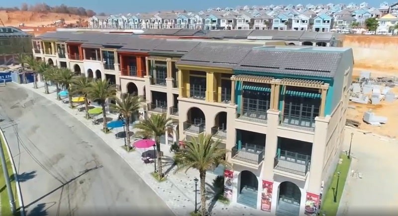 H&igrave;nh ảnh mới nhất của d&atilde;y shophouse thương mại biển dự kiến b&agrave;n giao v&agrave;o th&aacute;ng 6.2021