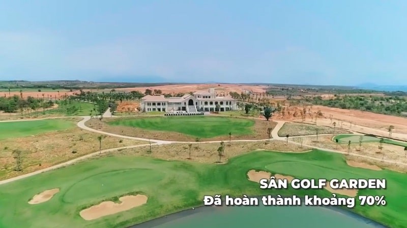 S&acirc;n golf Garden Novaworld Phan Thiết đ&atilde; được ho&agrave;n thiện xong 70% tiến độ. Dự kiến hoạt động trong qu&yacute; 3.2021, kh&aacute;ch du lịch c&oacute; thể gh&eacute; thăm v&agrave; chơi tại s&acirc;n golf n&agrave;y.&nbsp;