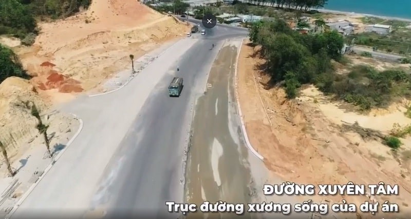 Trục đường xuy&ecirc;n t&acirc;m tại đại lộ danh vọng rộng 44, đ&acirc;y cũng l&agrave; cửa ng&otilde; đi v&agrave;o 2 s&acirc;n golf thuộc dự &aacute;n.&nbsp;H&igrave;nh ảnh&nbsp;tiến độ Novaworld Phan Thiết&nbsp;tại trục đường thuộc đại lộ danh vọng