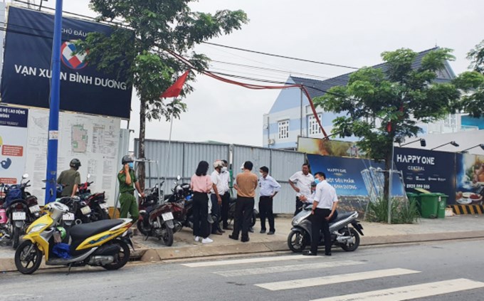 Thi c&#244;ng dự &#225;n Happy One Central: Tập đo&#224;n Vạn Xu&#226;n đục tường Đ&#224;i truyền h&#236;nh B&#236;nh Dương xả thải chui v&#224;o khu d&#226;n cư - Ảnh 1