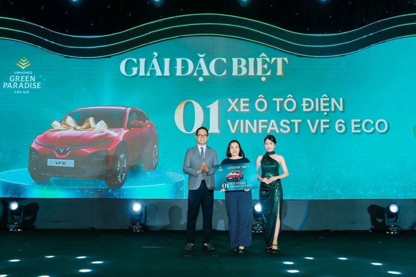 B&agrave; Hải chọn mua biệt thự Lagoonia Legacy ở Vịnh Ngọc v&agrave; bốc thăm may mắn tr&uacute;ng xe &ocirc; t&ocirc; điện VinFast VF 6 (Ảnh: Vinhomes).