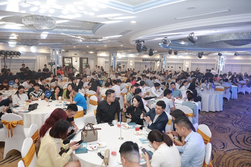 Sự kiện giới thiệu m&ocirc; h&igrave;nh sản phẩm Business Suite thu h&uacute;t rất đ&ocirc;ng nh&agrave; đầu tư, kh&aacute;ch h&agrave;ng quan t&acirc;m.