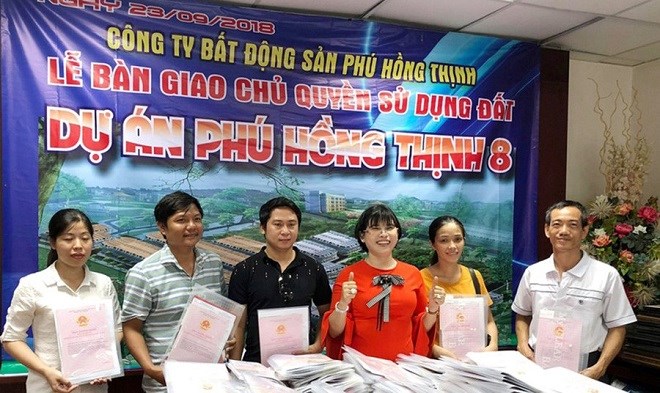 C&ocirc;ng ty Ph&uacute; Hồng Thịnh b&agrave;n giao sổ đỏ cho người d&acirc;n tại dự &aacute;n Ph&uacute; Hồng Thịnh VIII