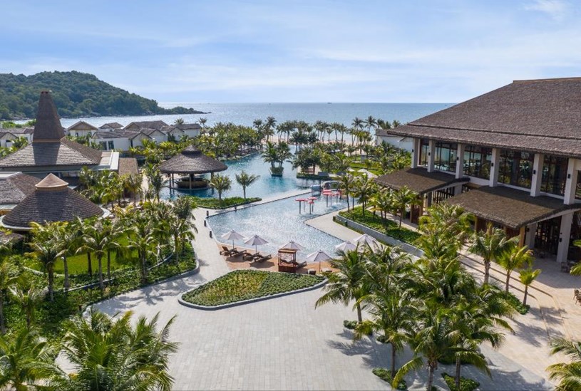 Nam đảo Ph&uacute; Quốc quy tụ nhiều khu resort ven biển sang trọng, thu h&uacute;t du kh&aacute;ch sẵn s&agrave;ng chi tiền để được hưởng trọng sự ri&ecirc;ng tư v&agrave; thuận tiện