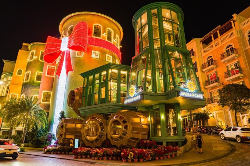 Apollo Cafe thu h&uacute;t kh&aacute;ch trẻ với những g&oacute;c check-in mới trong kh&ocirc;ng gian lộn ngược