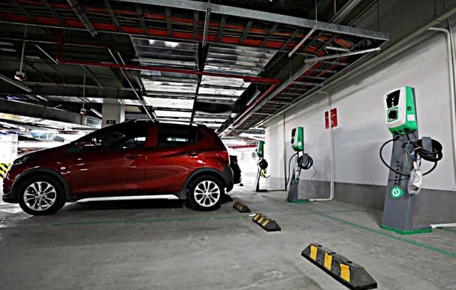 CHUNG CƯ BẮT BUỘC PHẢI CÓ KHU RIÊNG CHO XE ĐIỆN: KHUYẾN KHÍCH NGƯỜI DÂN CHUYỂN ĐỔI THÌ HẠ TẦNG AN TOÀN PHẢI ĐI TRƯỚC  - Ảnh 1