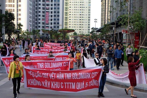 Cư d&acirc;n Goldmark City phản đối việc x&acirc;y dựng kh&ocirc;ng đ&uacute;ng quy hoạch.&nbsp;