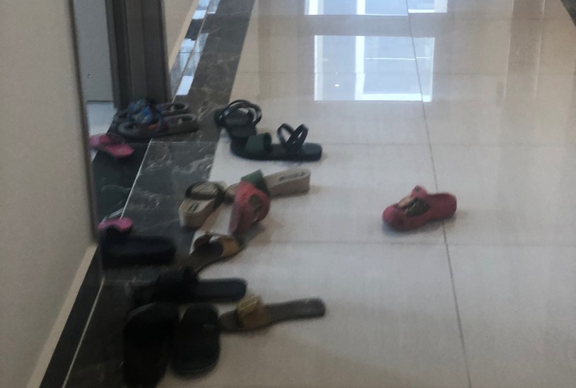 Quy định t&ograve;a nh&agrave; l&agrave; kh&ocirc;ng được để d&eacute;p ở ngo&agrave;i h&agrave;nh lang nhưng ai đ&oacute; n&agrave;o c&oacute; biết.