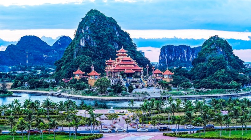 Những điểm đến mang đậm dấu ấn văn h&oacute;a - lịch sử như danh thắng Ngũ H&agrave;nh Sơn ch&iacute;nh l&agrave; đ&ograve;n bẩy gi&uacute;p du lịch Nam Đ&agrave; Nẵng bứt tốc. Ảnh: &Aacute;nh Dương.