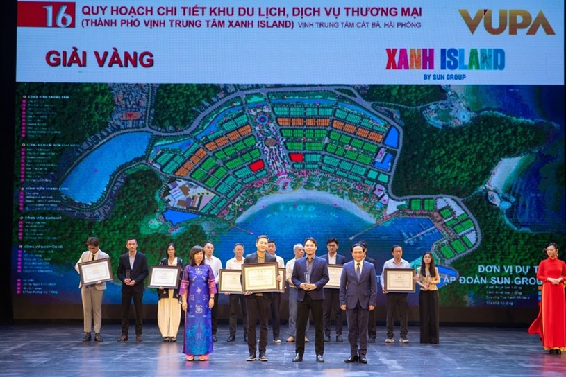 Đại diện Sun Group nhận Giải V&agrave;ng cho Quy hoạch chi tiết 1/500 Khu du lịch, dịch vụ thương mại Vịnh Trung t&acirc;m C&aacute;t B&agrave;