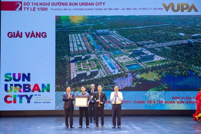 Đại diện Sun Group nhận Giải V&agrave;ng cho Đ&ocirc; thị nghỉ dưỡng Sun Urban City
