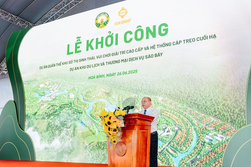 &Ocirc;ng B&ugrave;i Đức Hinh - Chủ tịch UBND tỉnh H&ograve;a B&igrave;nh - ph&aacute;t biểu tại sự kiện.