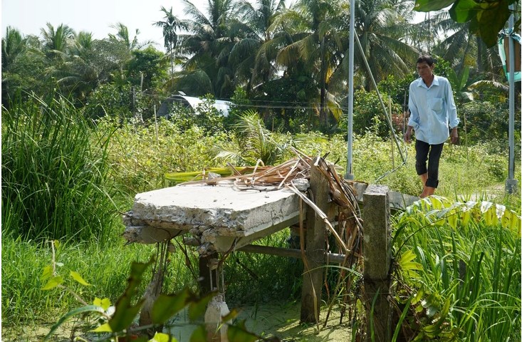 C&acirc;y cầu dẫn v&agrave;o đất của &ocirc;ng Chức đ&atilde; bị h&agrave;ng x&oacute;m đập bỏ, hư hại - Ảnh: Tuổi Trẻ