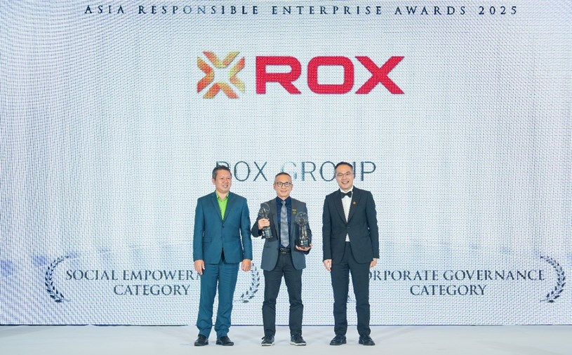 &Ocirc;ng Trần Xu&acirc;n Quảng - Tổng Gi&aacute;m đốc ROX Group nhận giải thưởng tại sự kiện - Ảnh: ROX Group &nbsp;