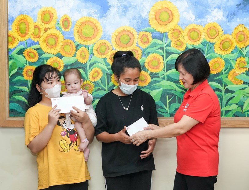 Chương tr&igrave;nh ROX Share trao qu&agrave; cho bệnh nhi tại Bệnh viện Nhi Trung ương - Ảnh: ROX Group &nbsp;
