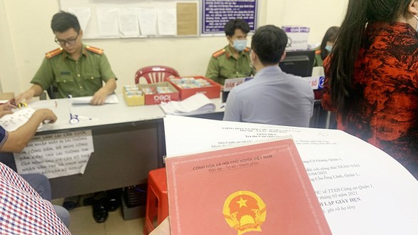 Với c&aacute;c quy định mới của Luật cư tr&uacute;, nhiều giấy tờ li&ecirc;n quan đến việc lưu tr&uacute;, cư tr&uacute; của người d&acirc;n sẽ được b&atilde;i bỏ - Ảnh: TT