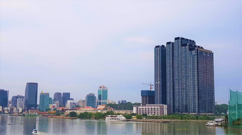 Vinhomes Golden River nổi bật góc Nguyễn Hữu Cảnh giao Tôn Đức Thắng. Theo thông tin từ CBRE, dự án có hơn 3.000 căn hộ, 63 biệt thự đã được hoàn thành, đang trong giai đoạn bàn giao.