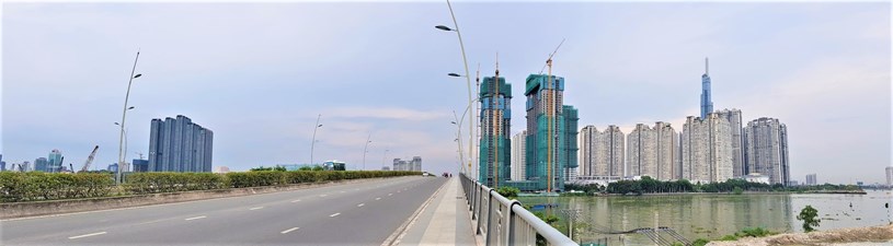 Các dự án cao ốc trên đường Nguyễn Hữu Cảnh nhìn từ cầu Thủ Thiêm.